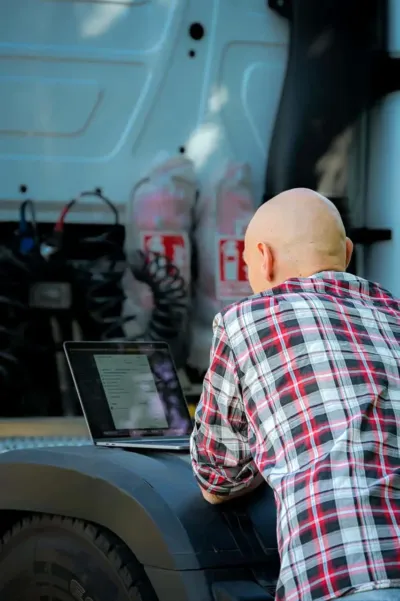 2022 09 25 lkw fahrer finden.com david mederake lkw fahrer gesucht lkw fahrer transportunternehmen david angestrengt am mac